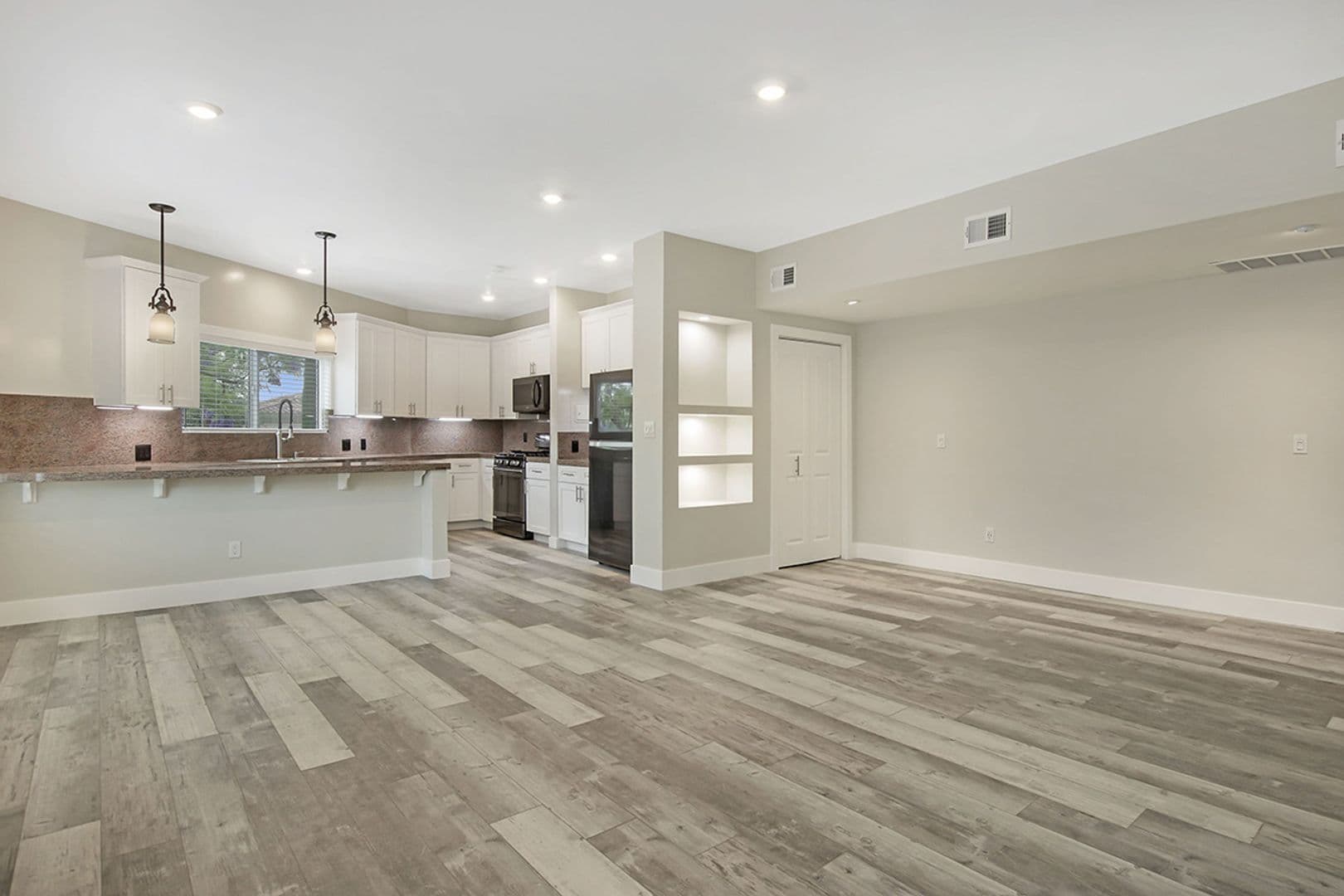 La Crescenta Apartment: 3000 Honolulu