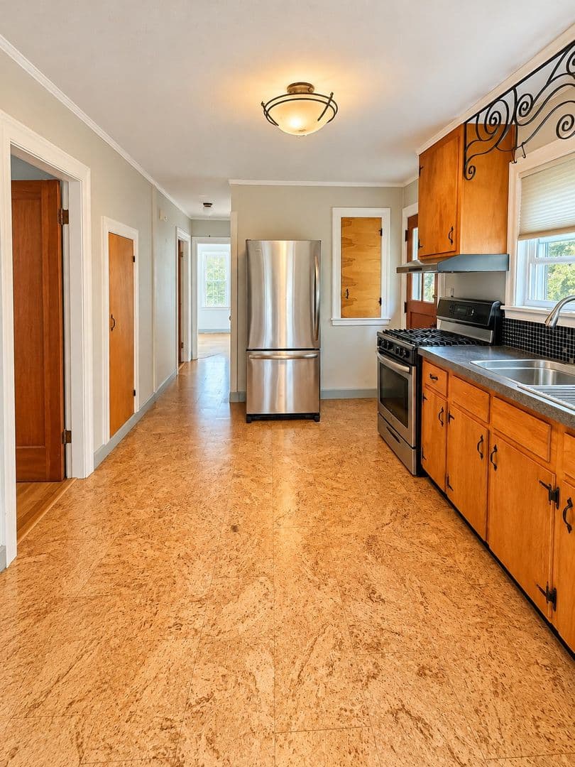 Brattleboro House: 33 Oak Grove Ave