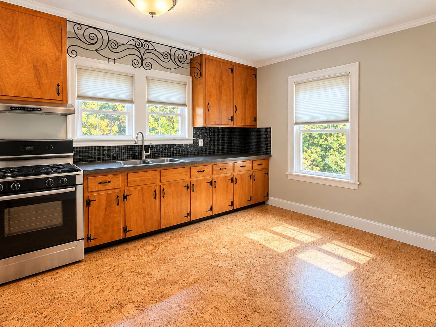 Brattleboro House: 33 Oak Grove Ave