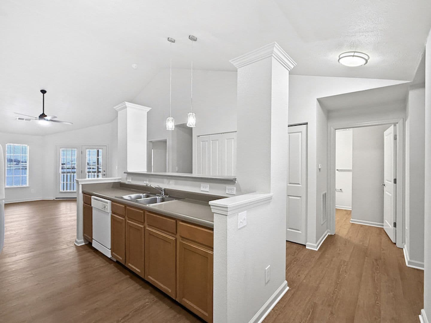 Evansville House: 400 Beachfront Drive