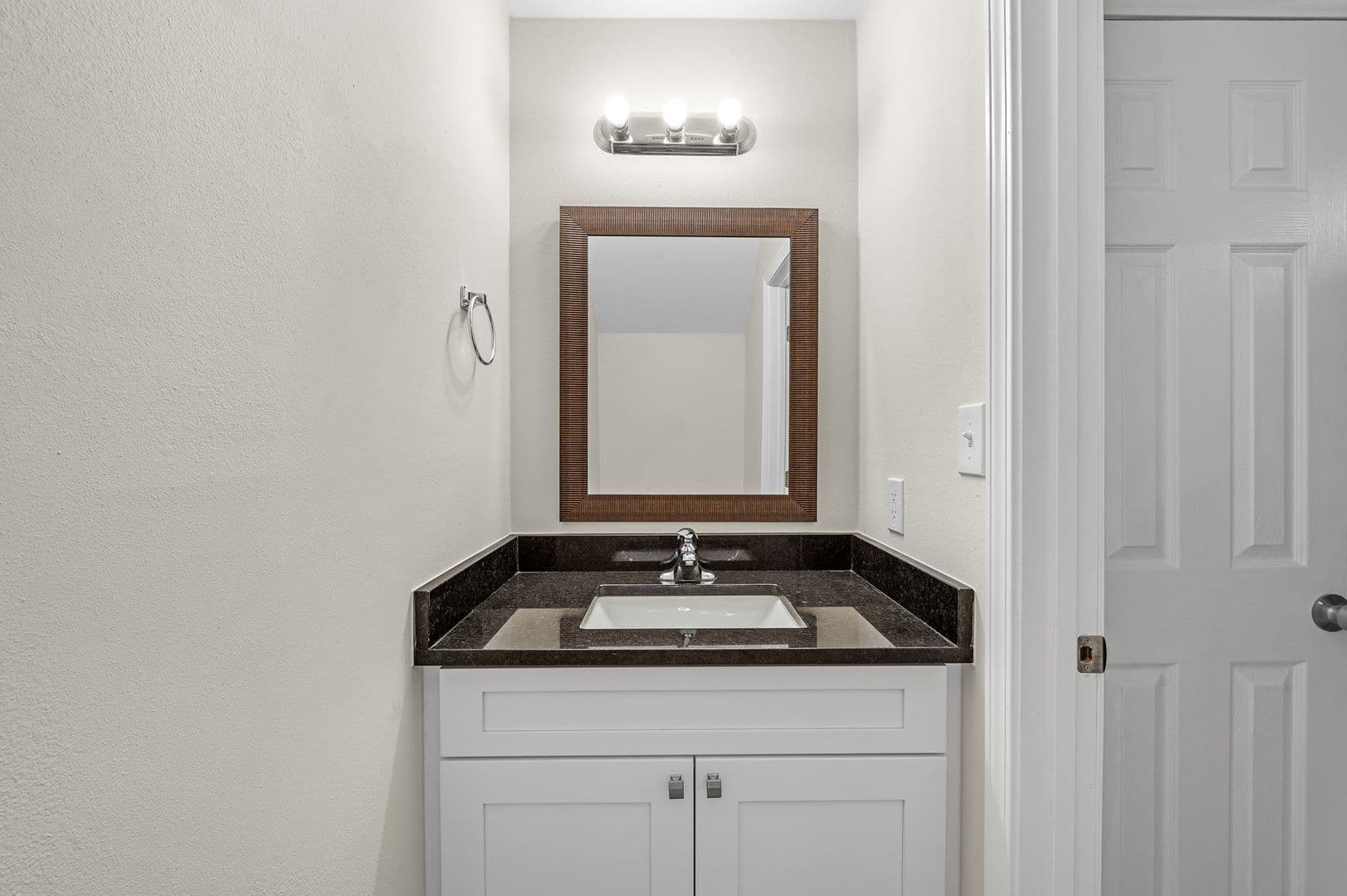 Robertsdale House: 22613 Mattingly Street