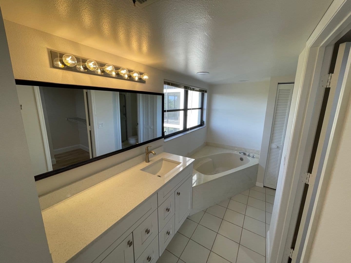 Osprey Apartment: 2090 S Tamiami Tr