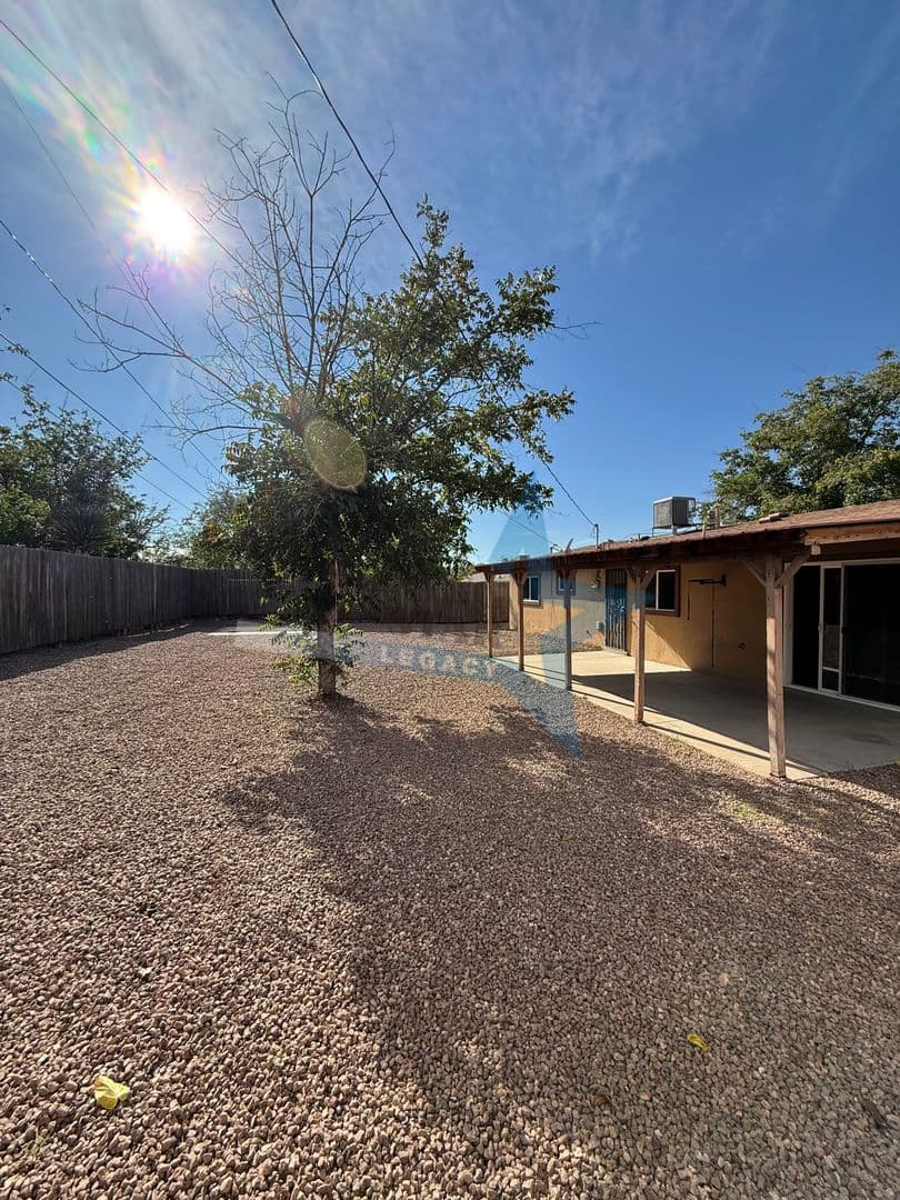 Las Cruces House: 1954 Redwood St
