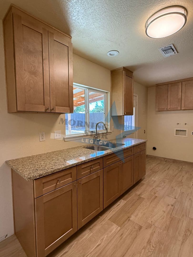 Las Cruces House: 1954 Redwood St