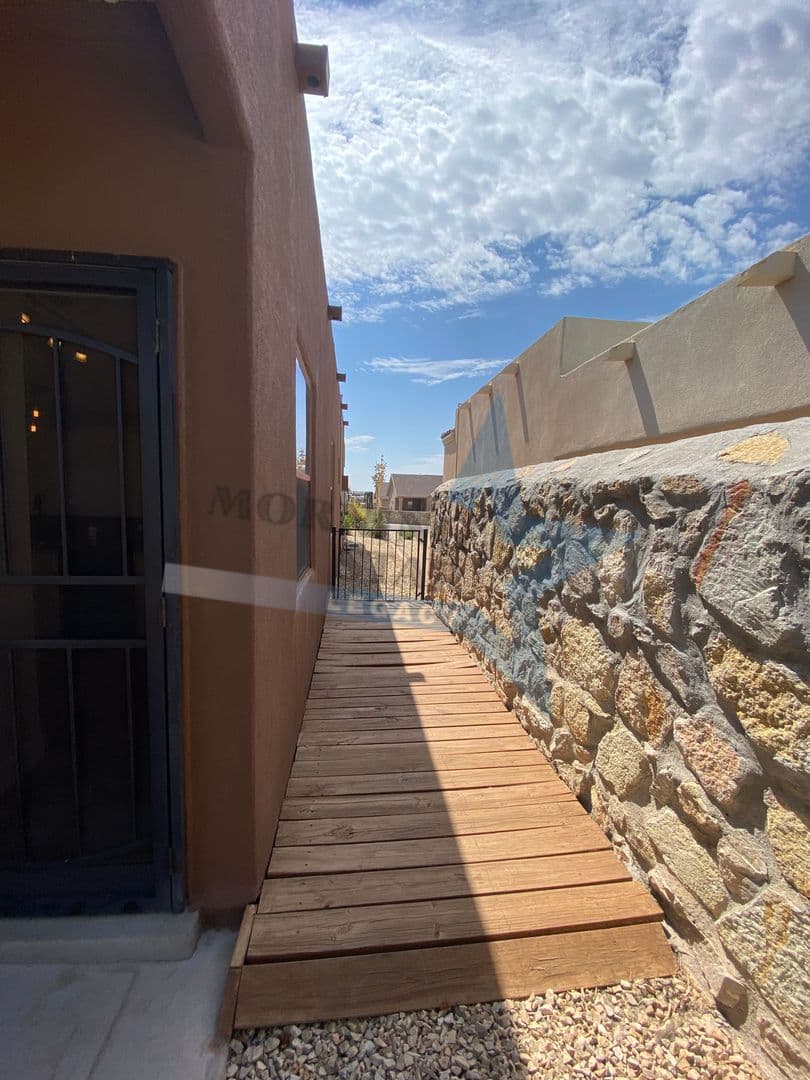 Las Cruces House: 1713 Ava Ave