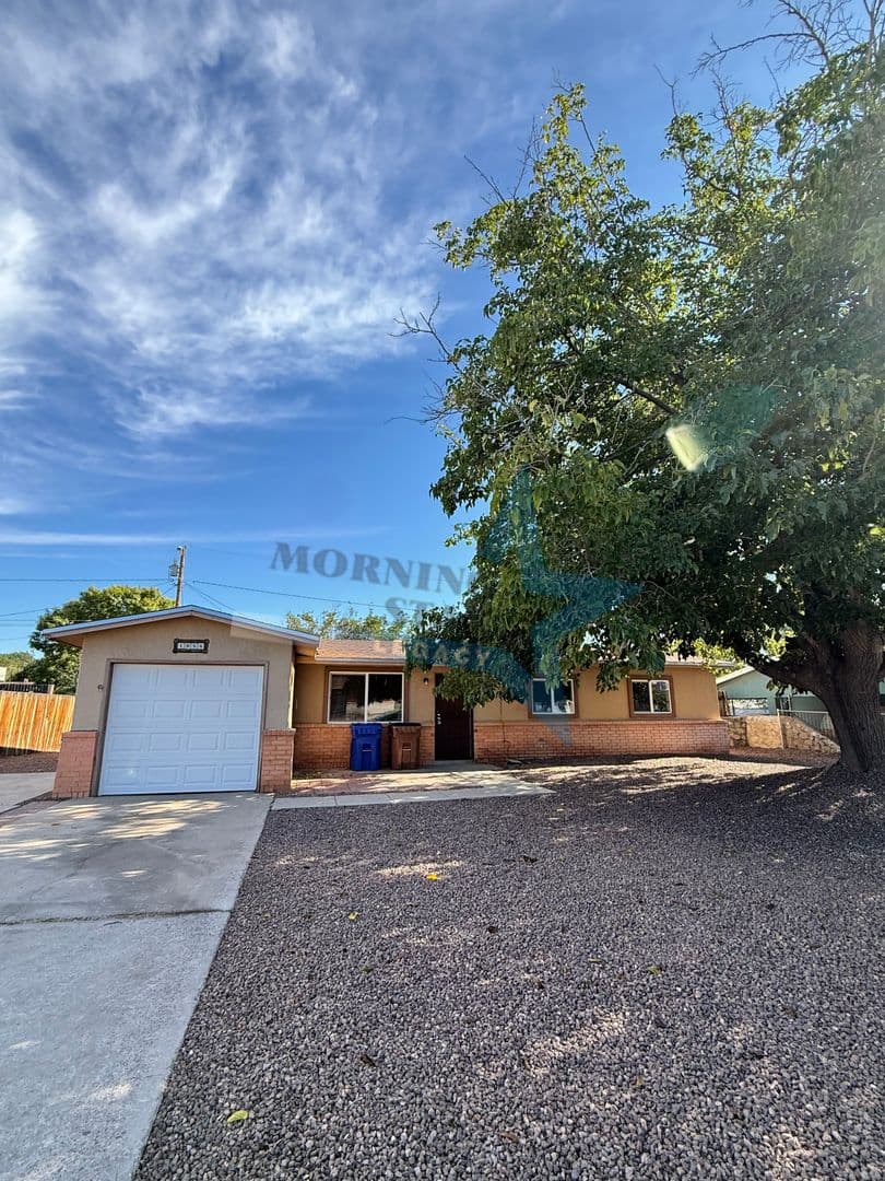 Las Cruces House: 1954 Redwood St
