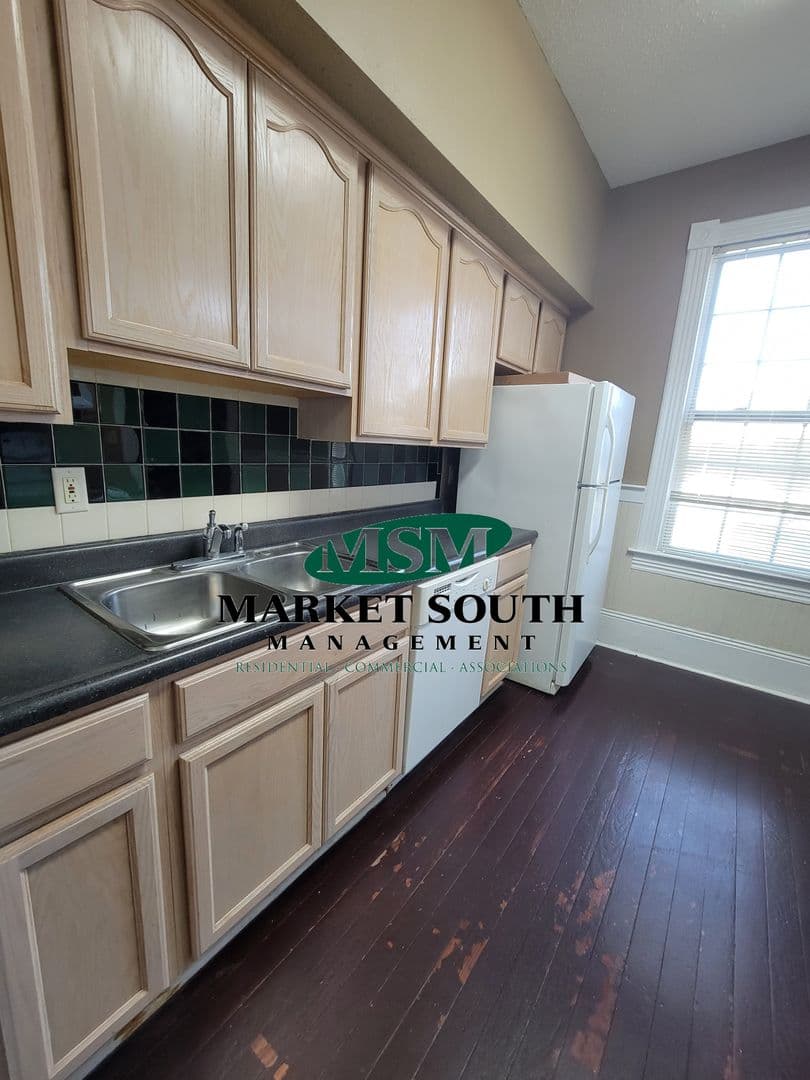 Savannah House: 2006 Habersham Street