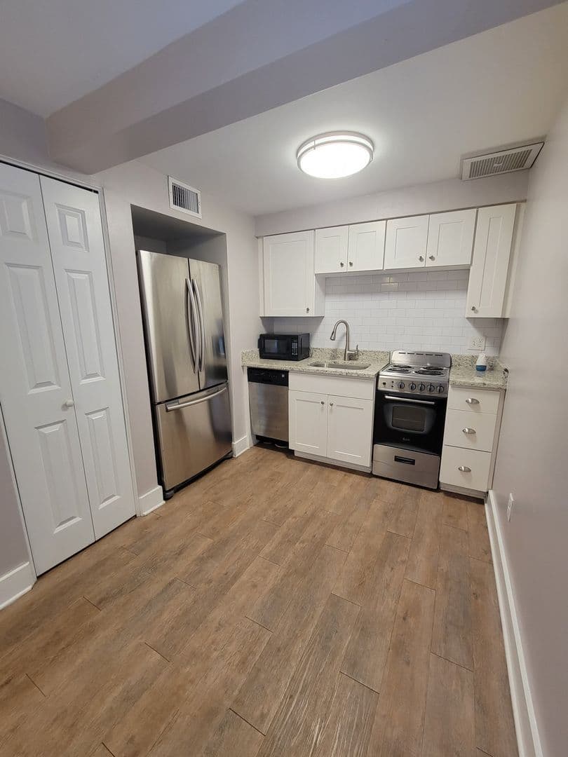 Savannah House: 123 W. Charlton Street #1
