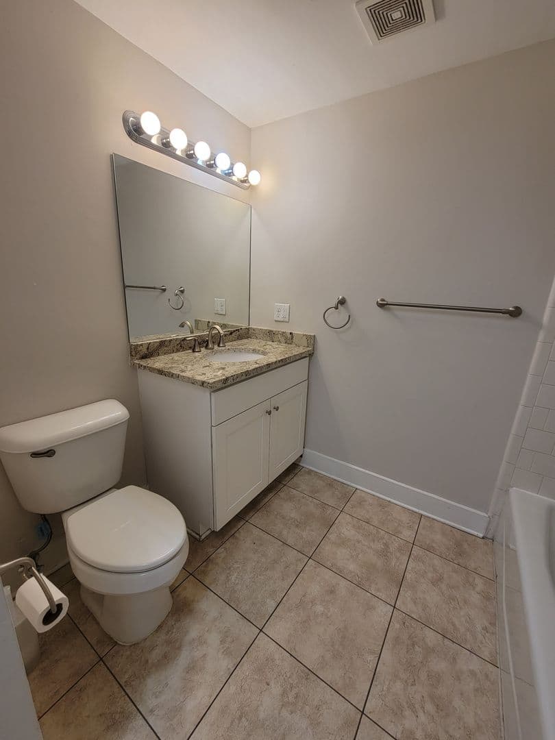 Savannah House: 123 W. Charlton Street #1