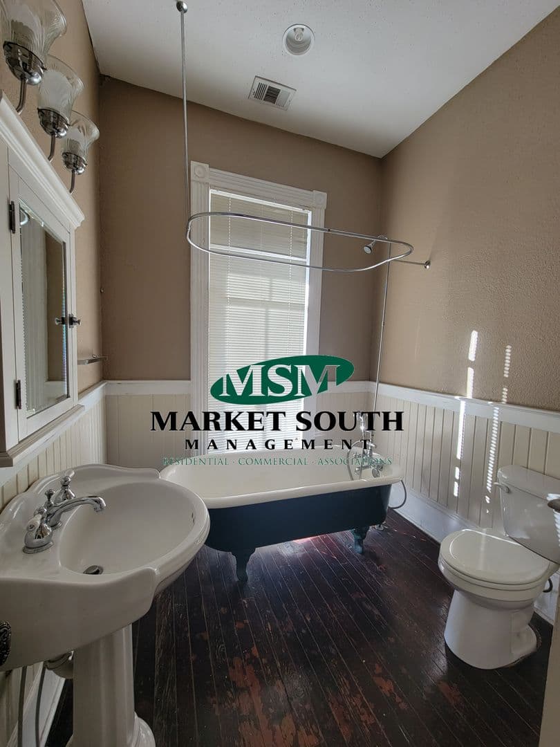 Savannah House: 2006 Habersham Street