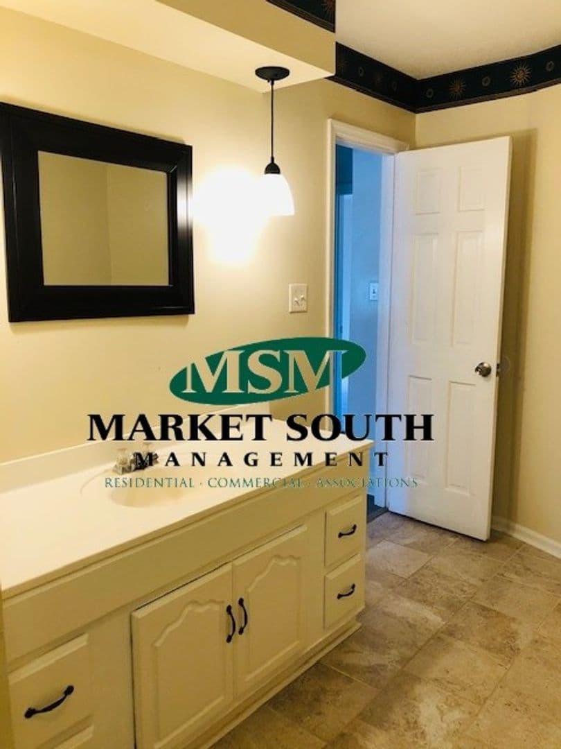 Savannah House: 306 Sandy Springs Road