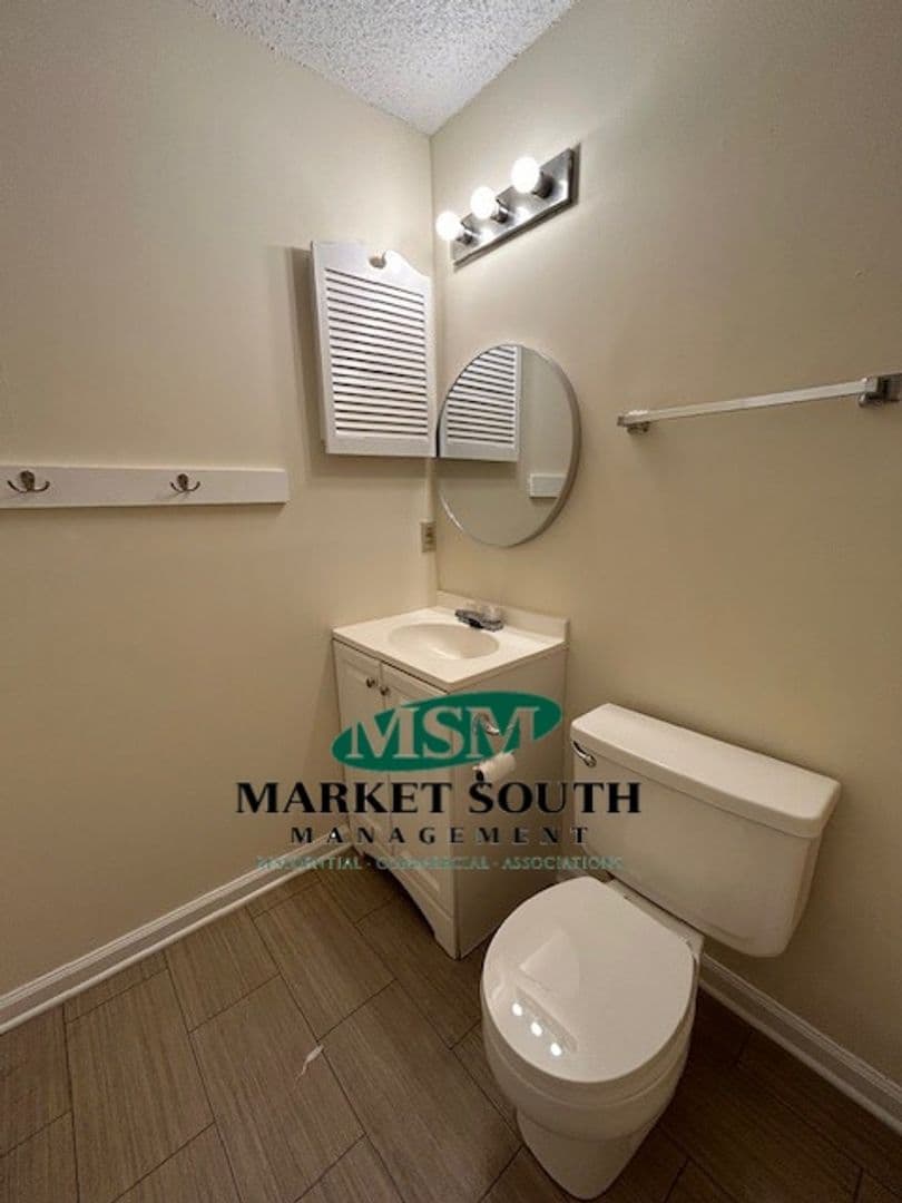 Savannah Apartment: 212 E Anderson Street