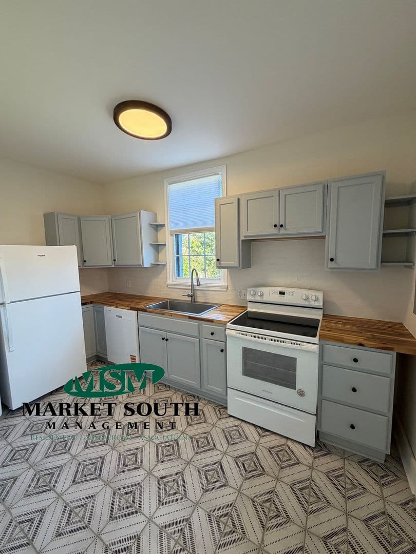 Savannah Apartment: 1016 E. Bolton Street
