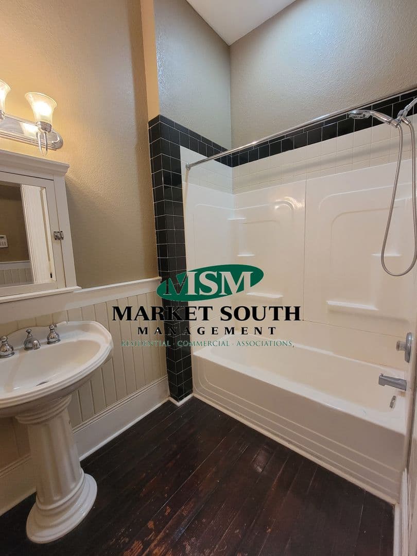 Savannah House: 2006 Habersham Street