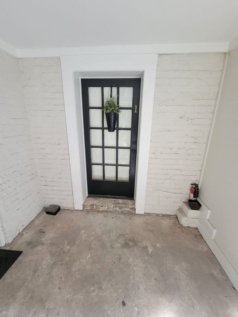 Savannah House: 123 W. Charlton Street #1