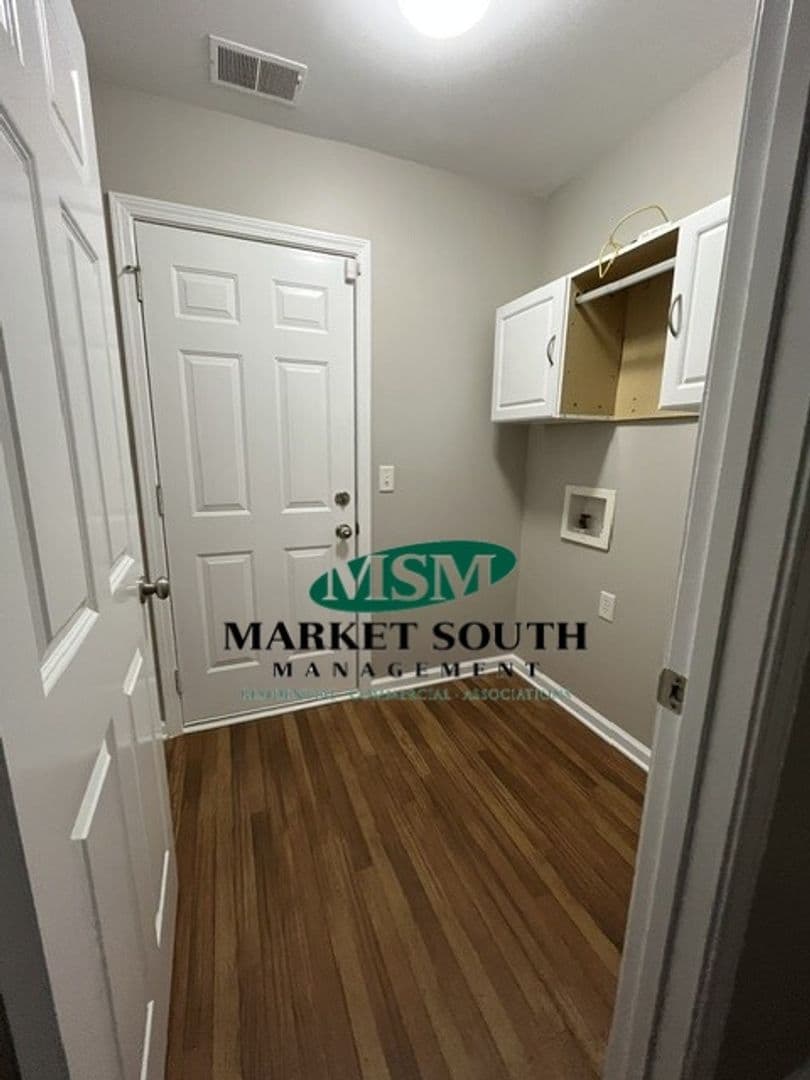 Savannah House: 128 Lake Pointe Drive