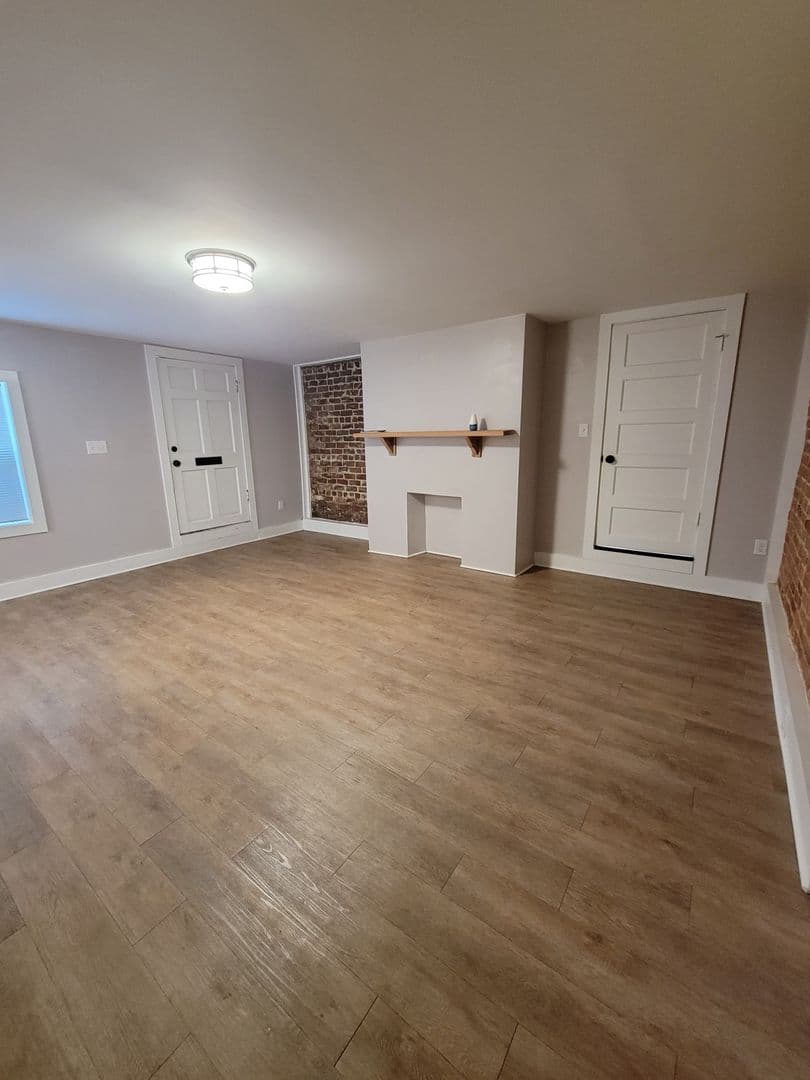 Savannah House: 123 W. Charlton Street #1