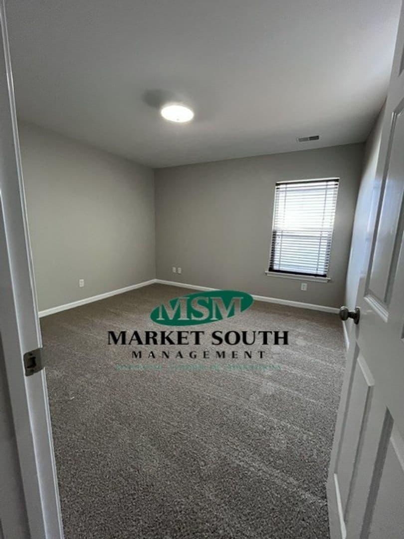 Savannah House: 128 Lake Pointe Drive