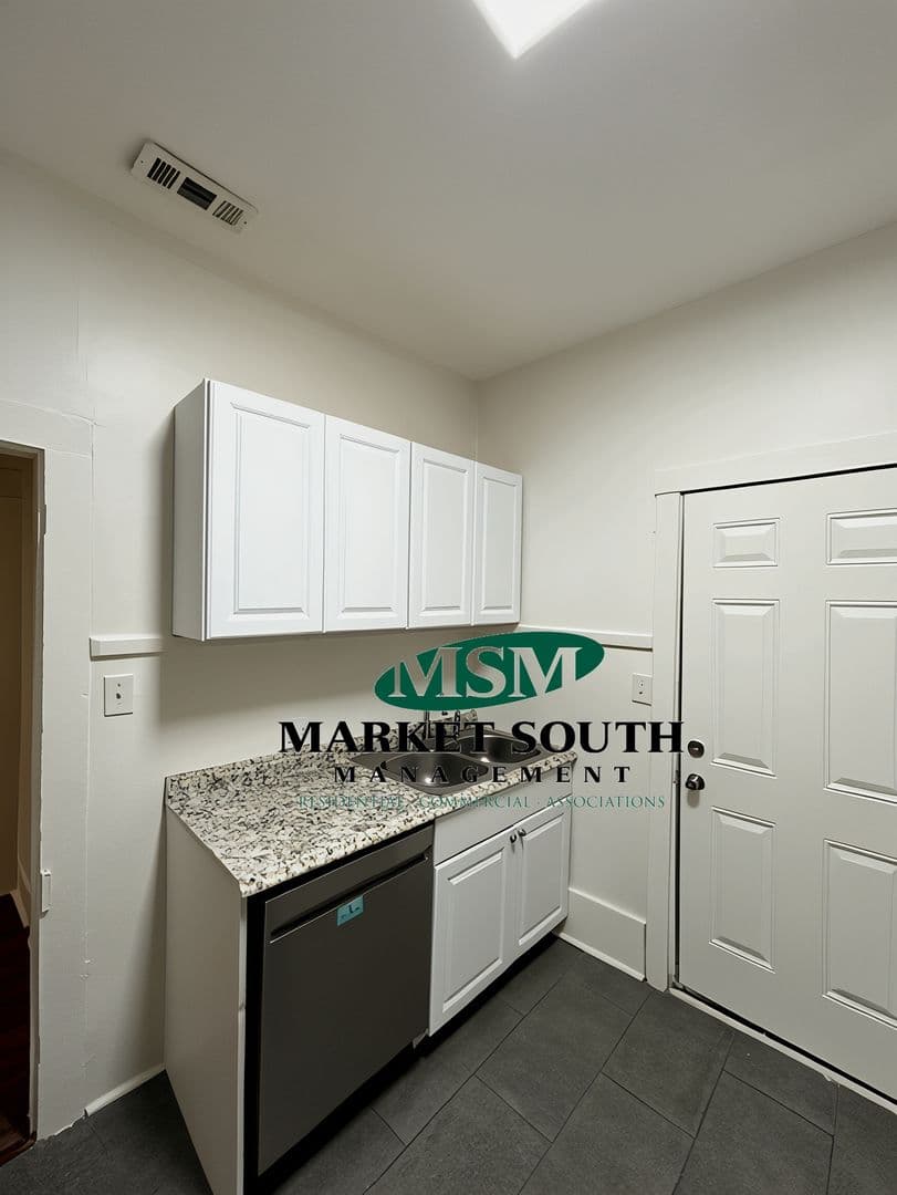 Savannah Apartment: 404 E. 31st Street