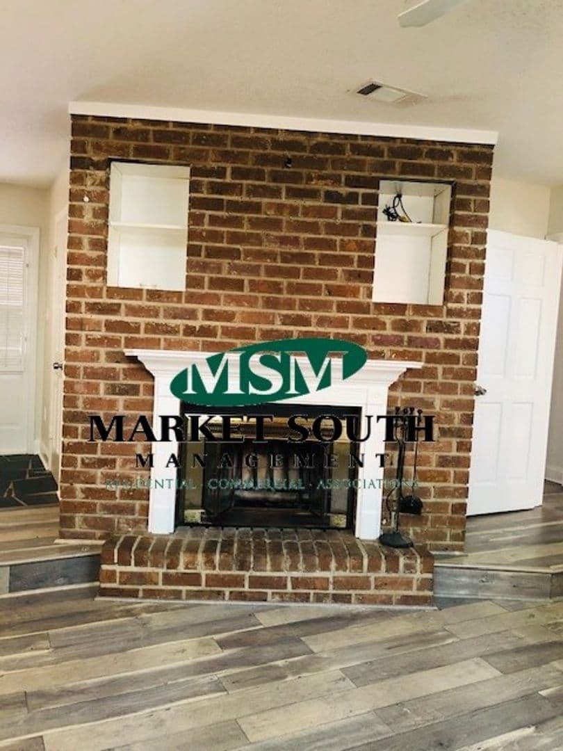 Savannah House: 306 Sandy Springs Road