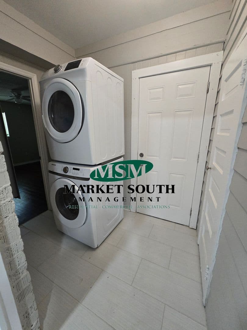 Savannah House: 7 E. Victory Drive