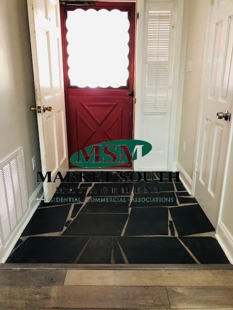 Savannah House: 306 Sandy Springs Road
