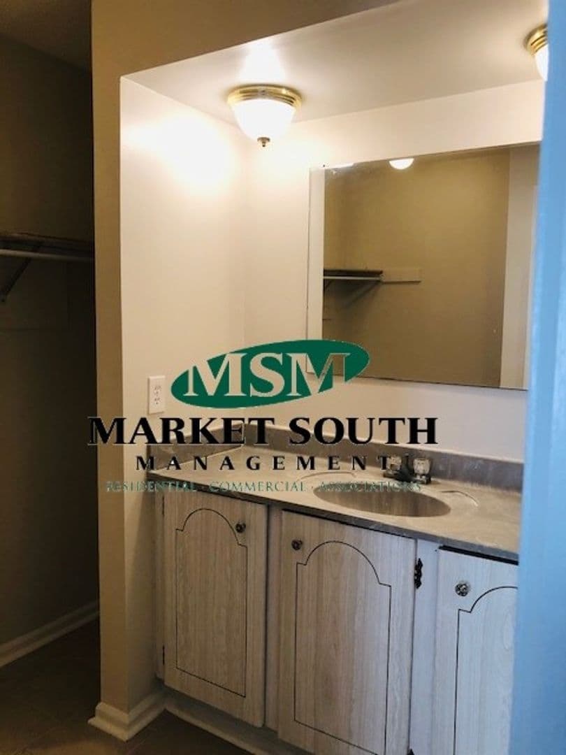 Savannah House: 306 Sandy Springs Road
