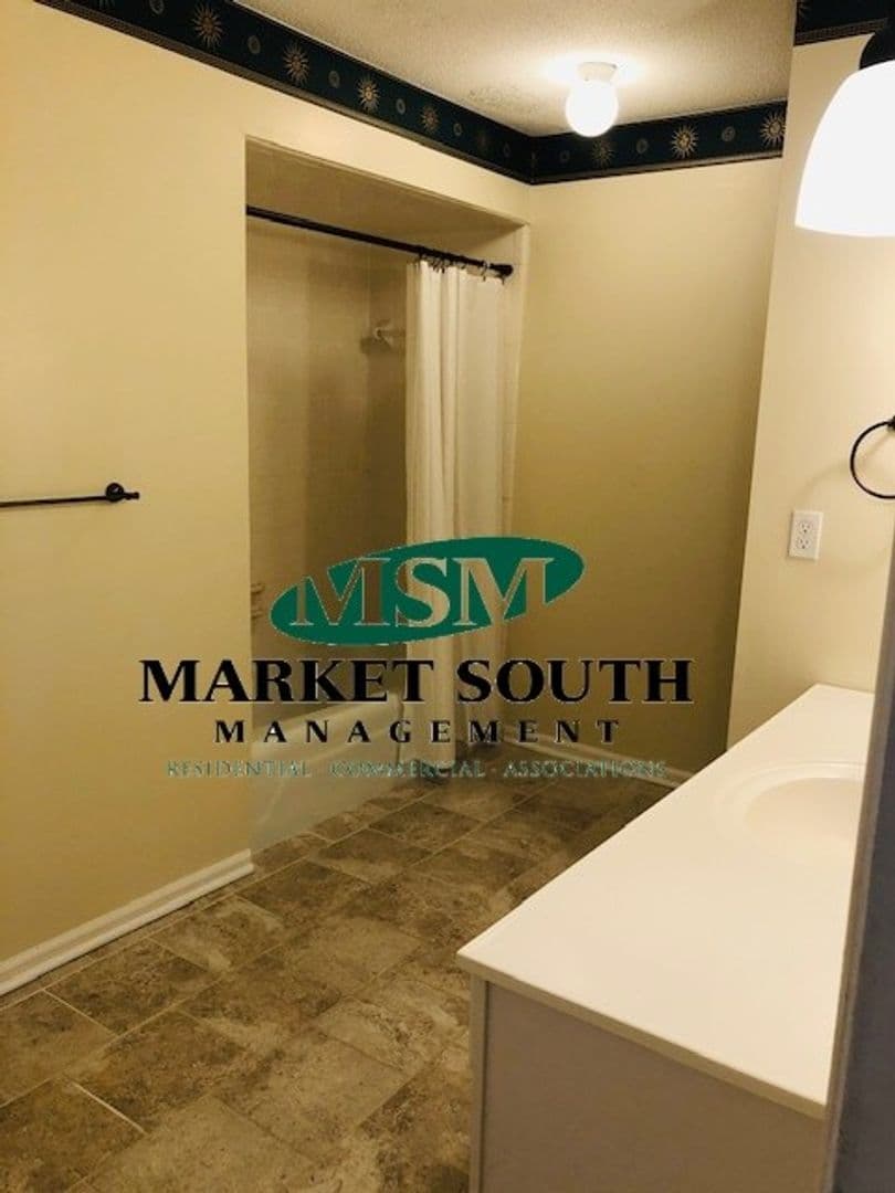 Savannah House: 306 Sandy Springs Road