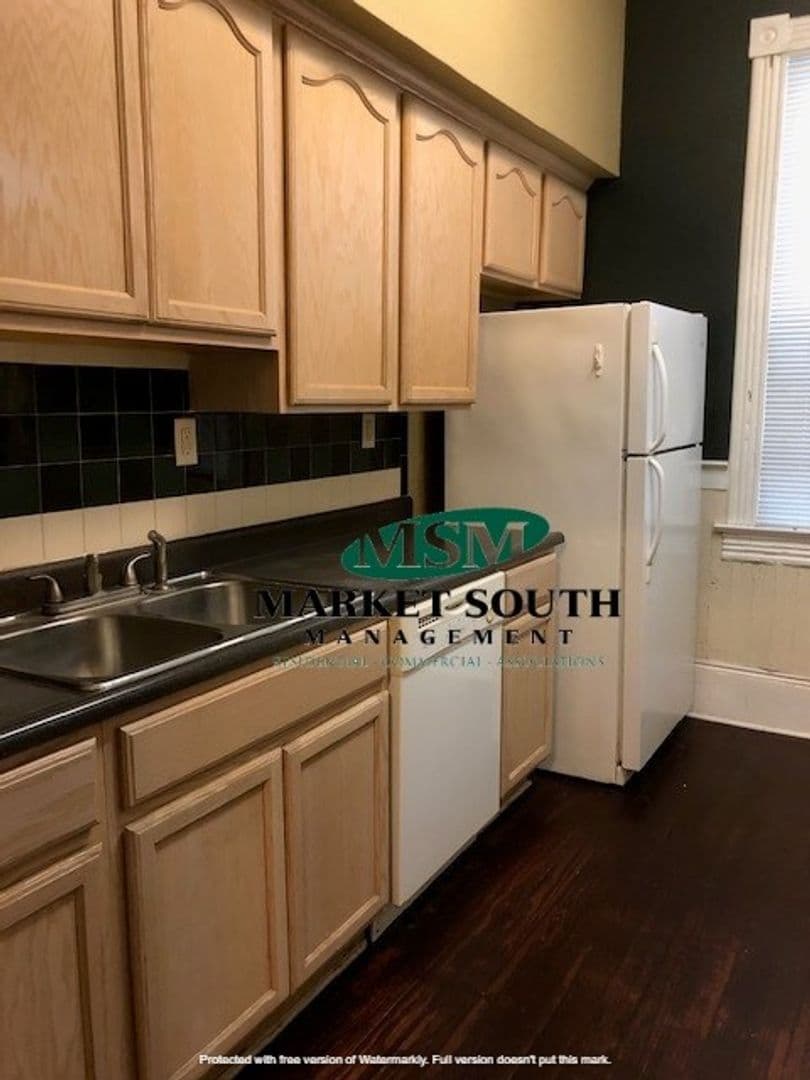 Savannah House: 2008 Habersham Street