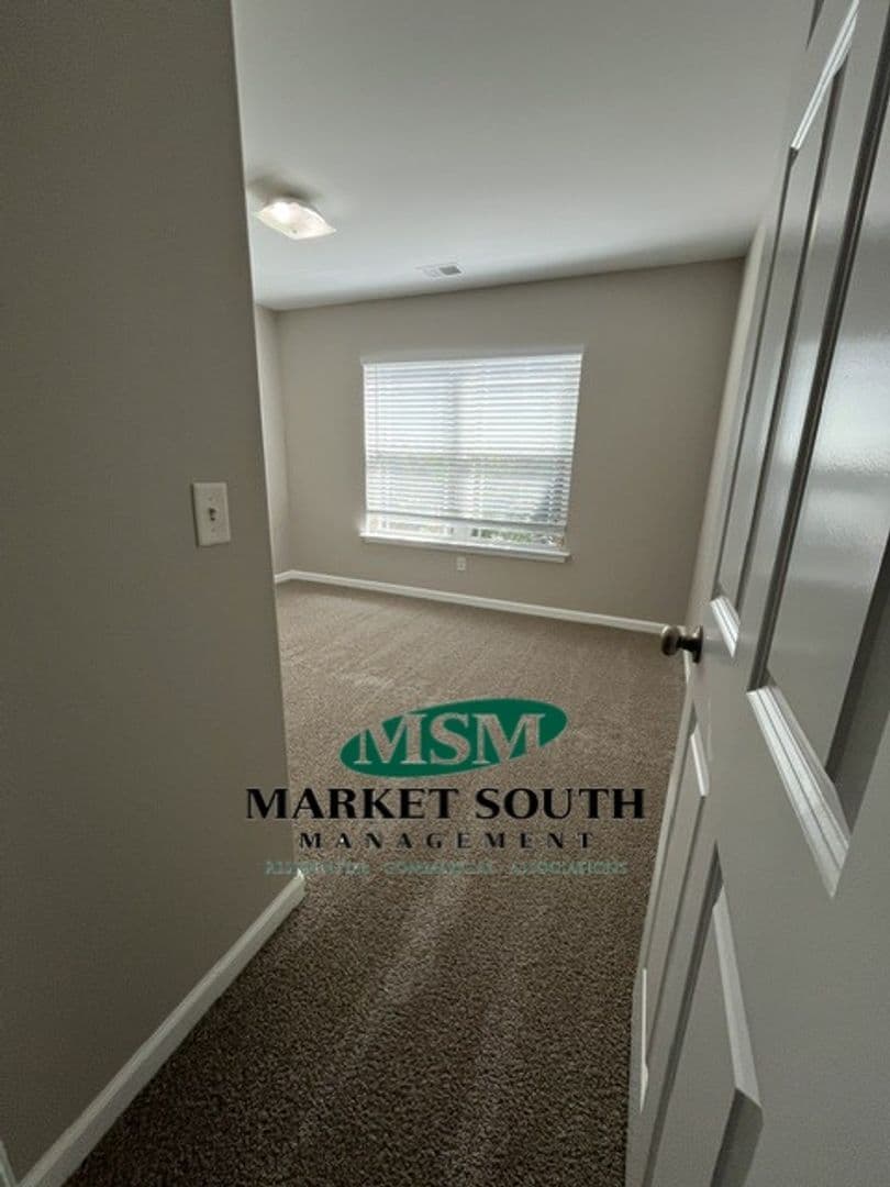 Savannah House: 128 Lake Pointe Drive