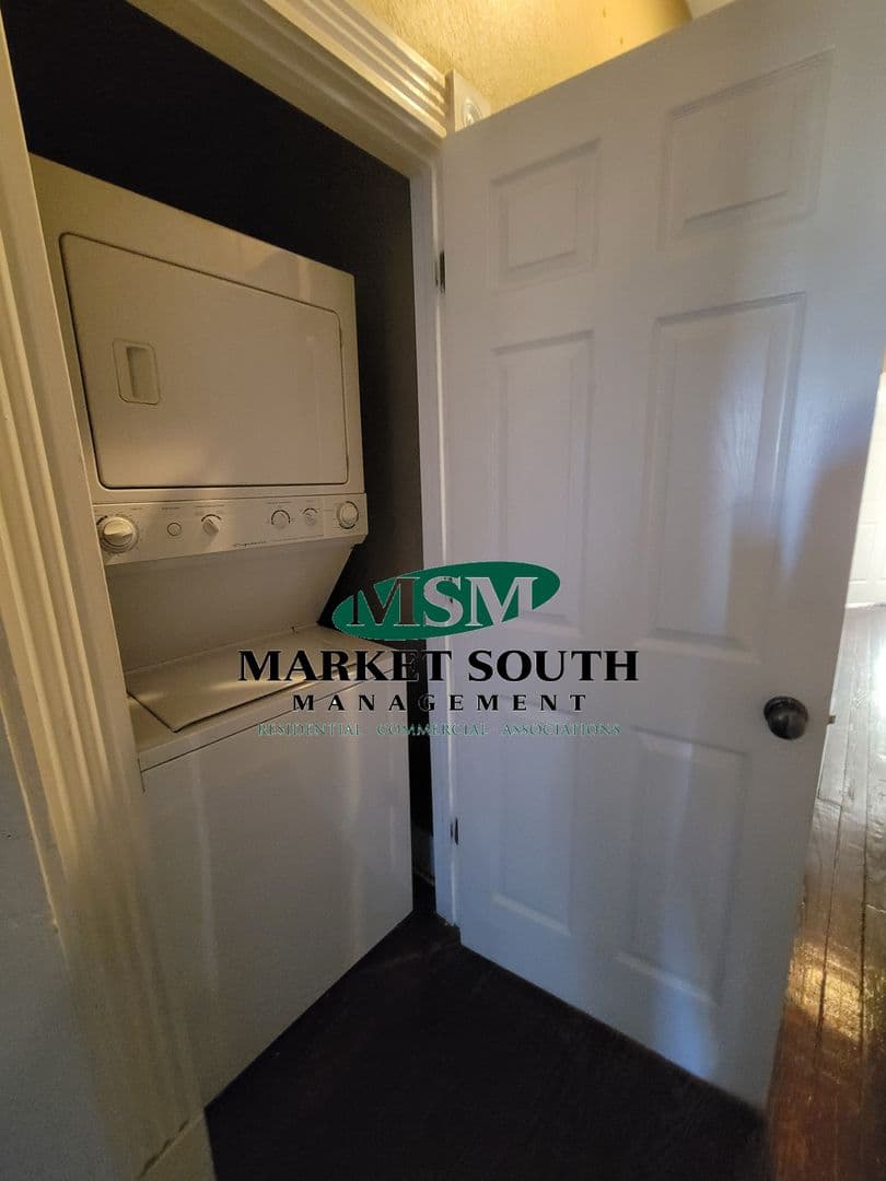 Savannah House: 2006 Habersham Street