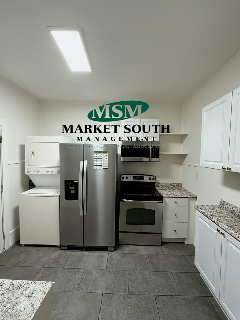 Savannah Apartment: 404 E. 31st Street