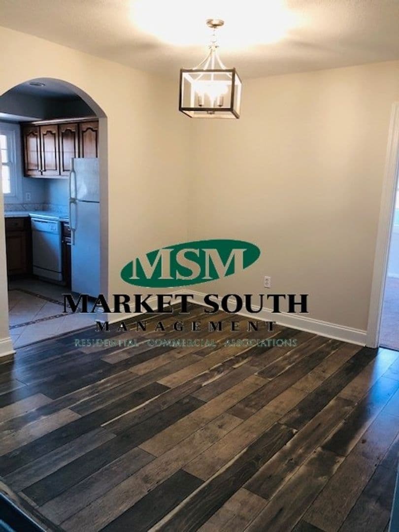 Savannah House: 306 Sandy Springs Road