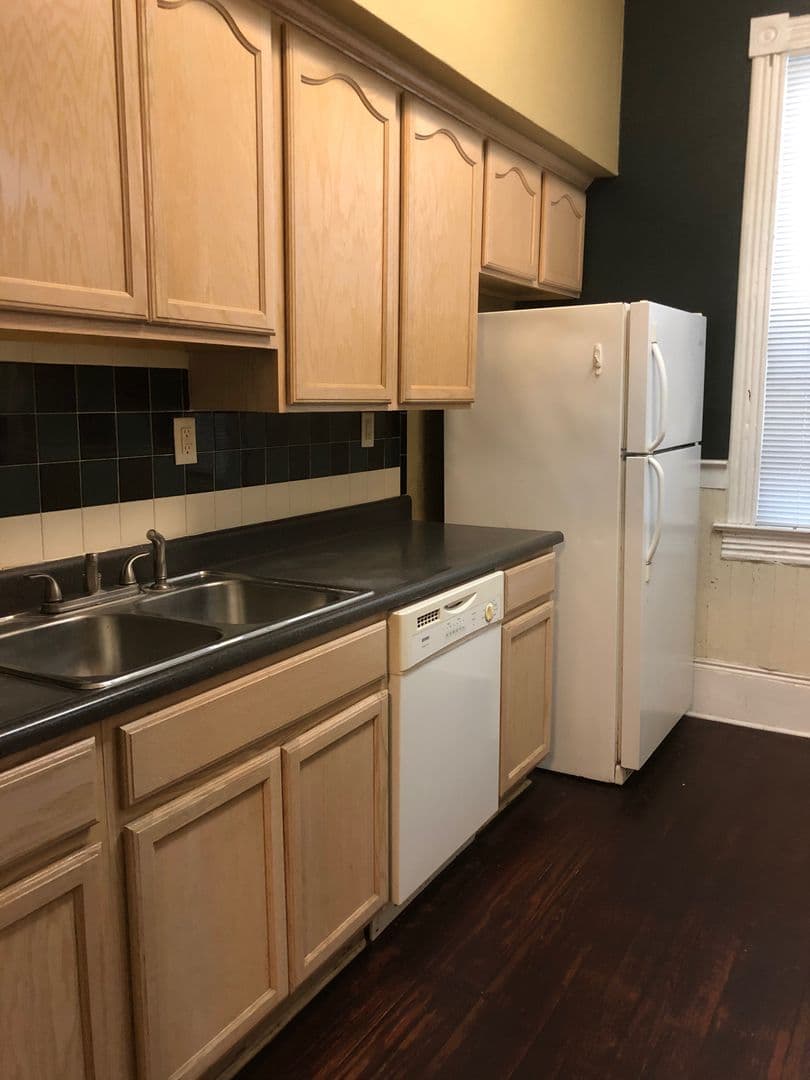 Savannah House: 2008 Habersham Street