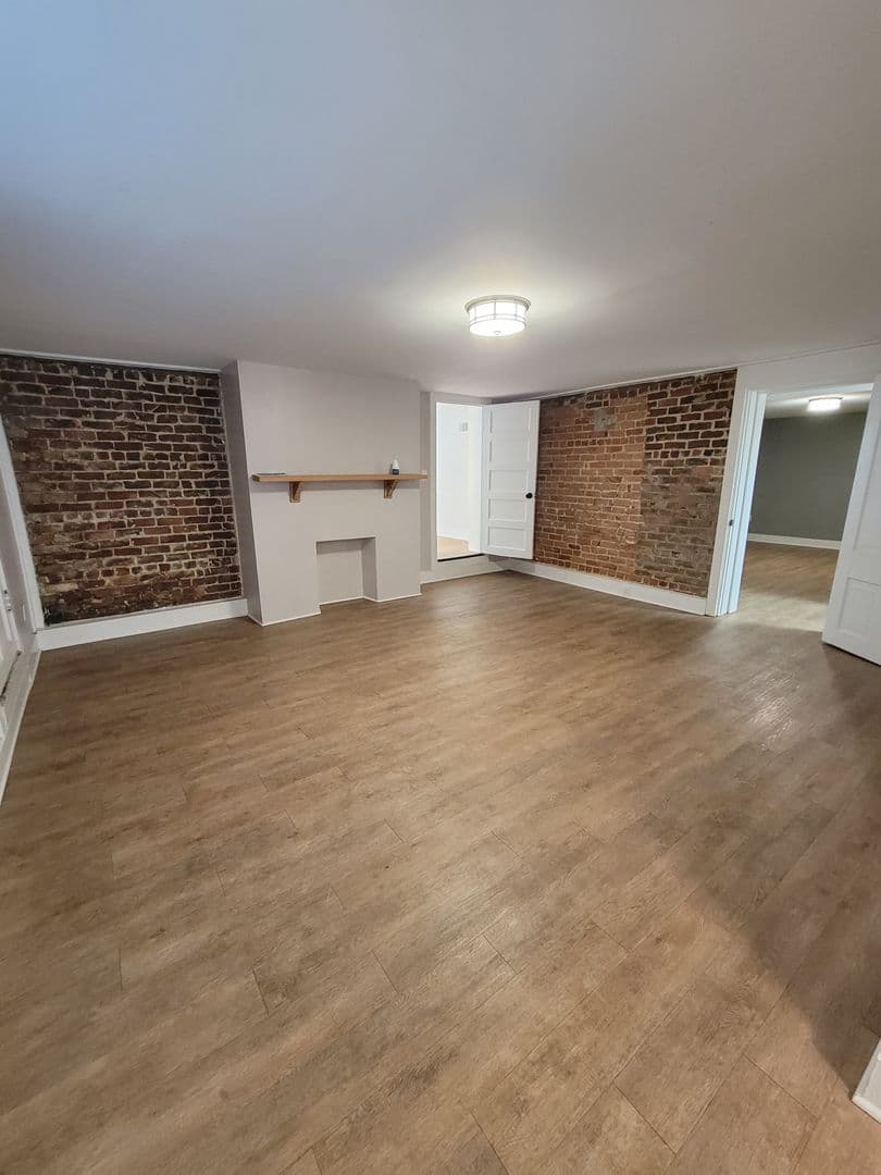 Savannah House: 123 W. Charlton Street #1