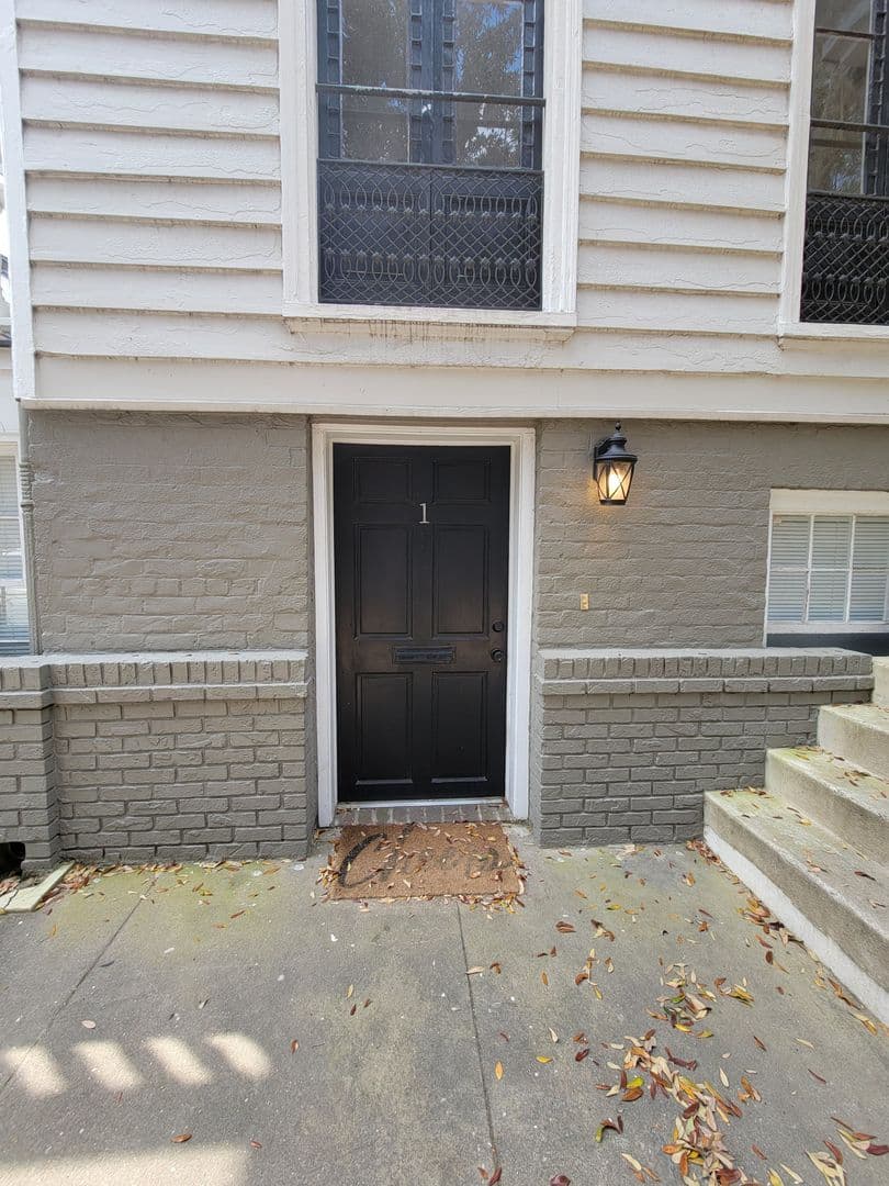Savannah House: 123 W. Charlton Street #1