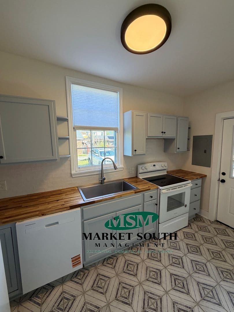 Savannah Apartment: 1016 E. Bolton Street