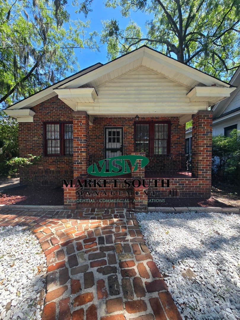 Savannah House: 7 E. Victory Drive