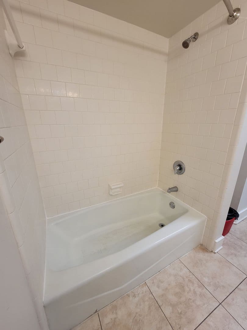 Savannah House: 123 W. Charlton Street #1