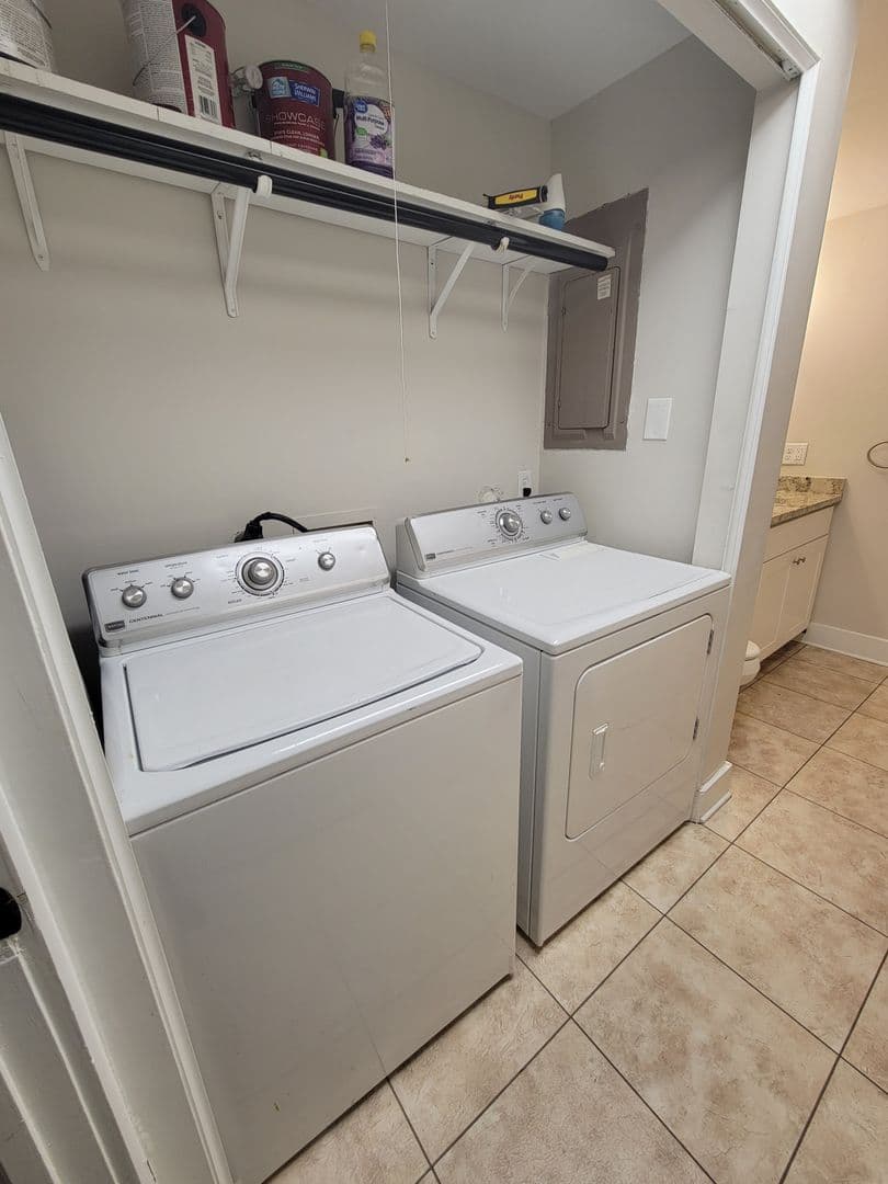 Savannah House: 123 W. Charlton Street #1