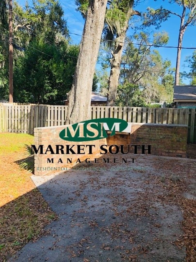 Savannah House: 306 Sandy Springs Road