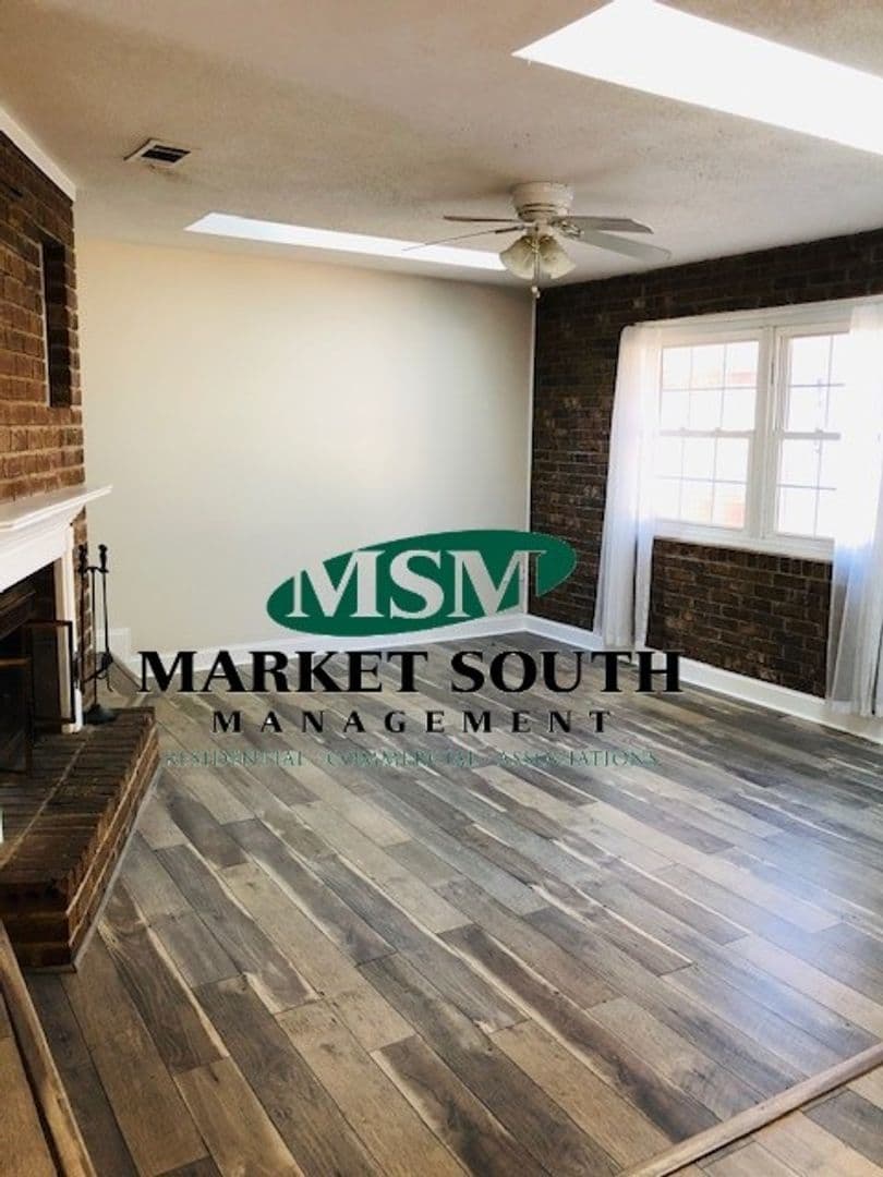 Savannah House: 306 Sandy Springs Road