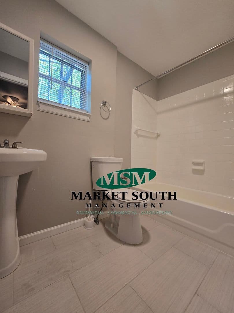 Savannah House: 7 E. Victory Drive