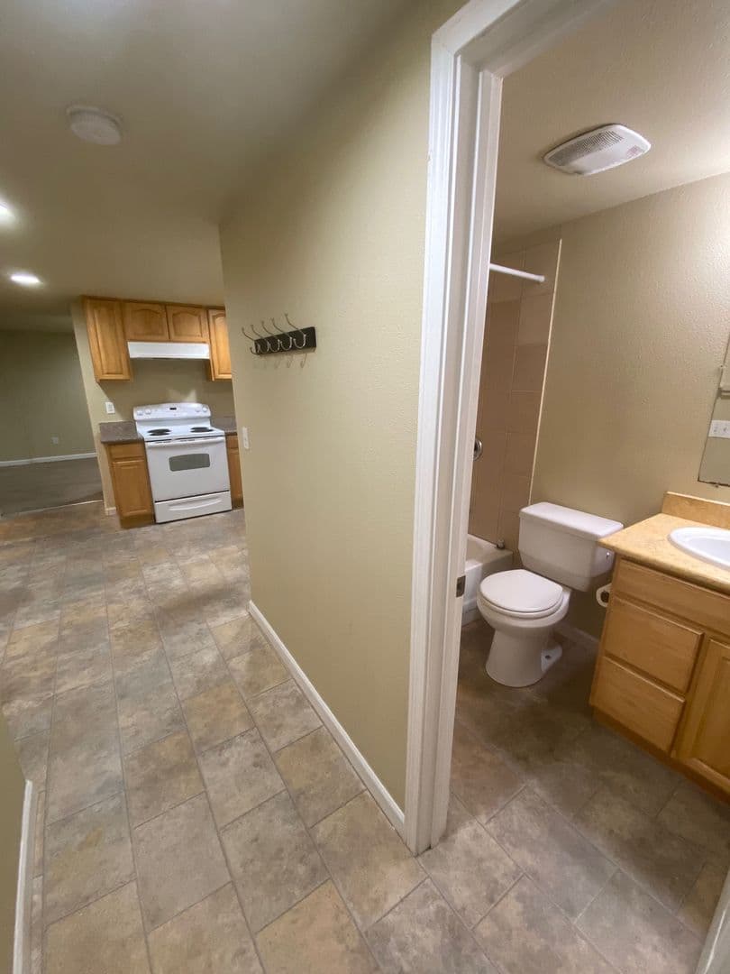 Seattle Apartment: 2060-2062 14th Ave W