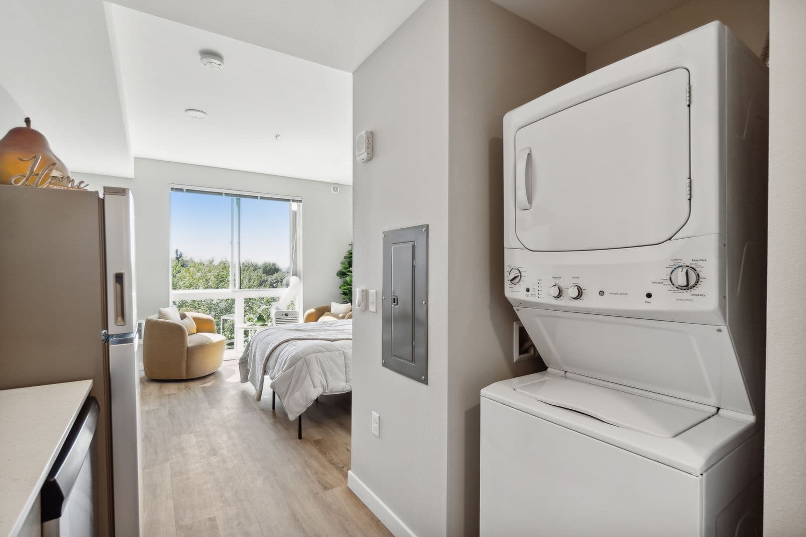 Auburn Apartment: 128 E Main St,