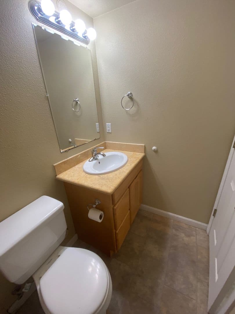 Seattle Apartment: 2060-2062 14th Ave W
