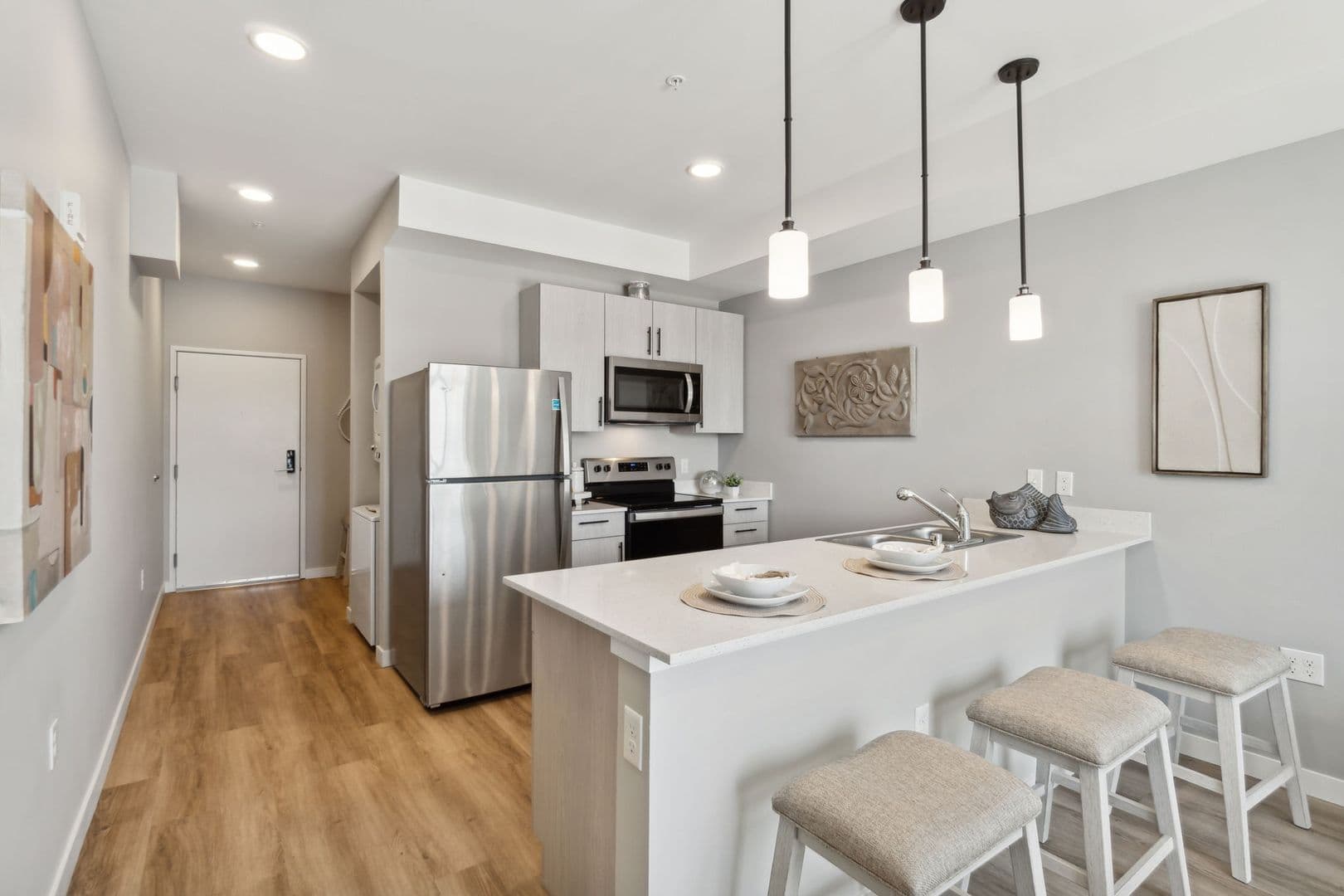 Auburn Apartment: 128 E Main St,
