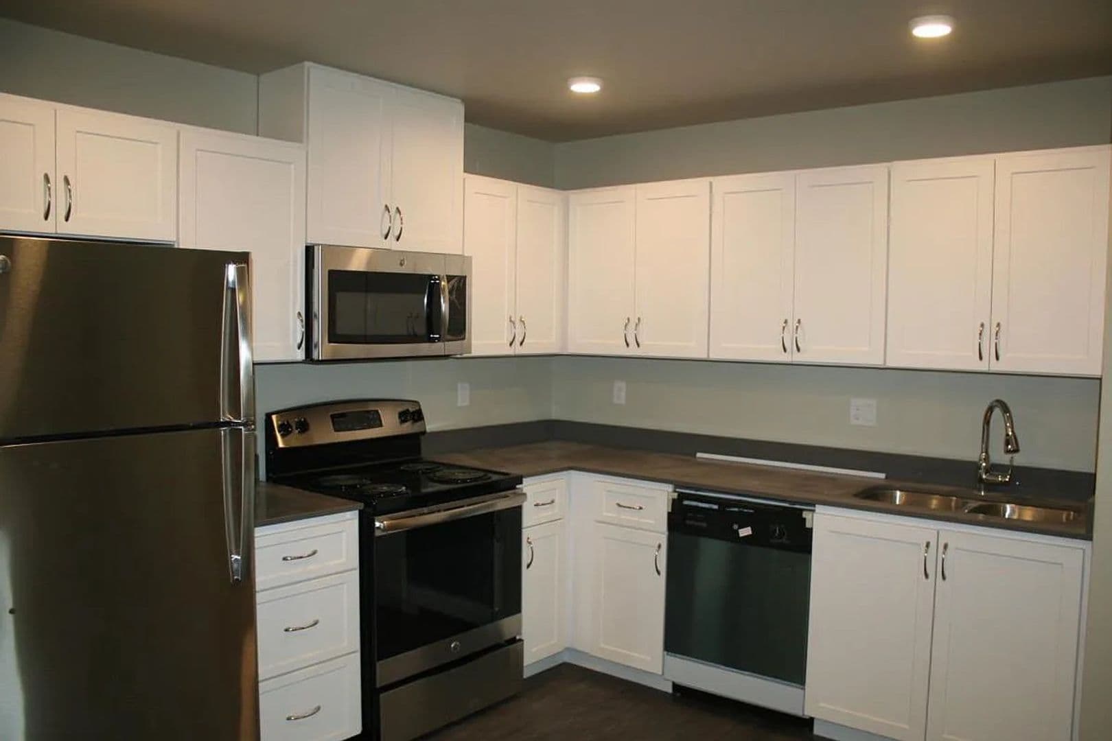 Bend Apartment: 206- 200 SW Summer Lake Dr