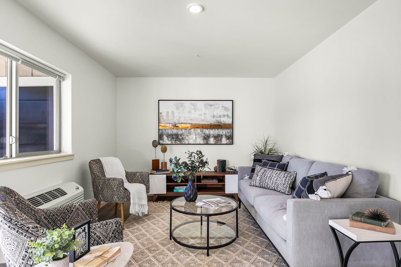Sisters Apartment: 920 W. Felicity Ln