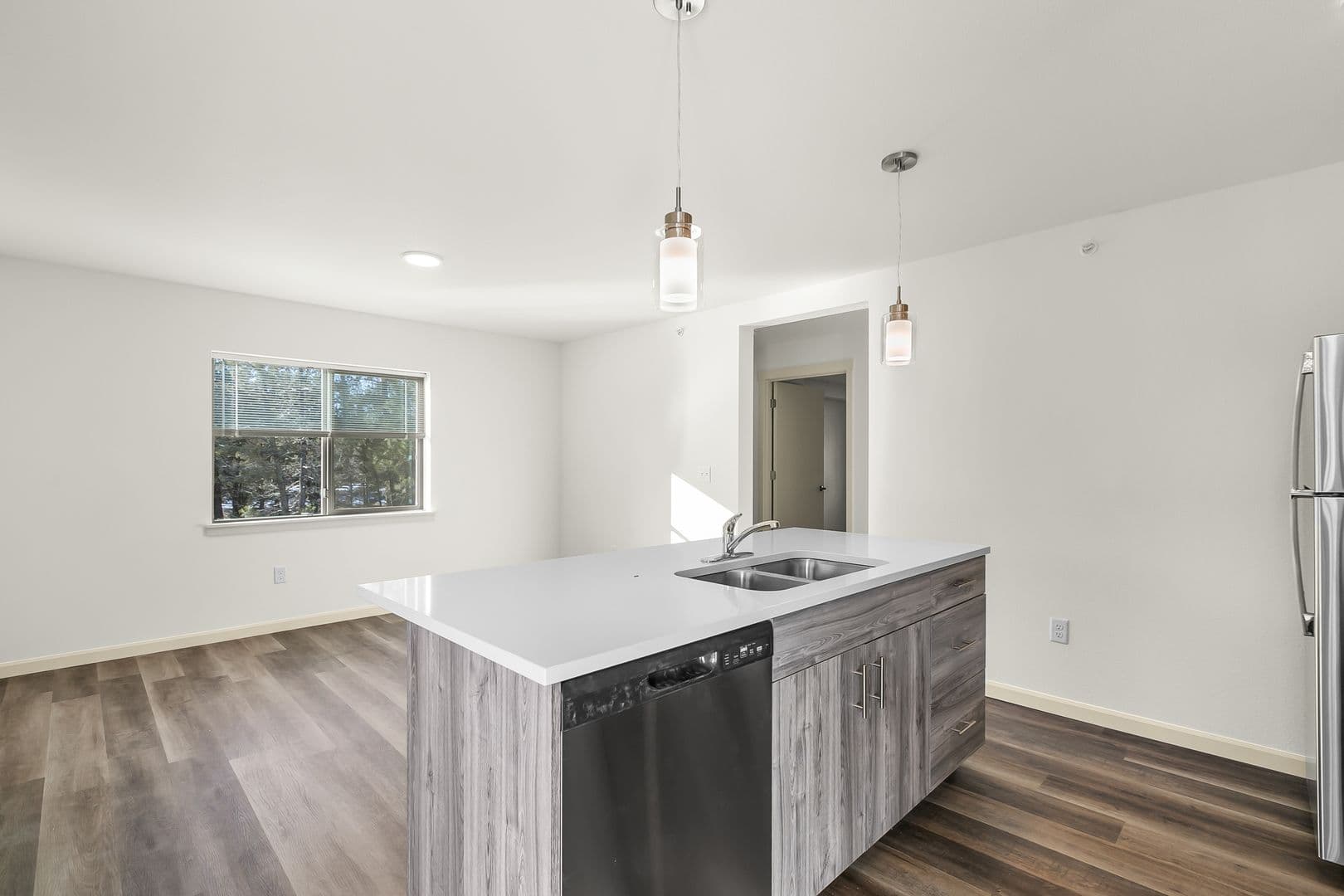 Sisters Apartment: 920 W. Felicity Ln